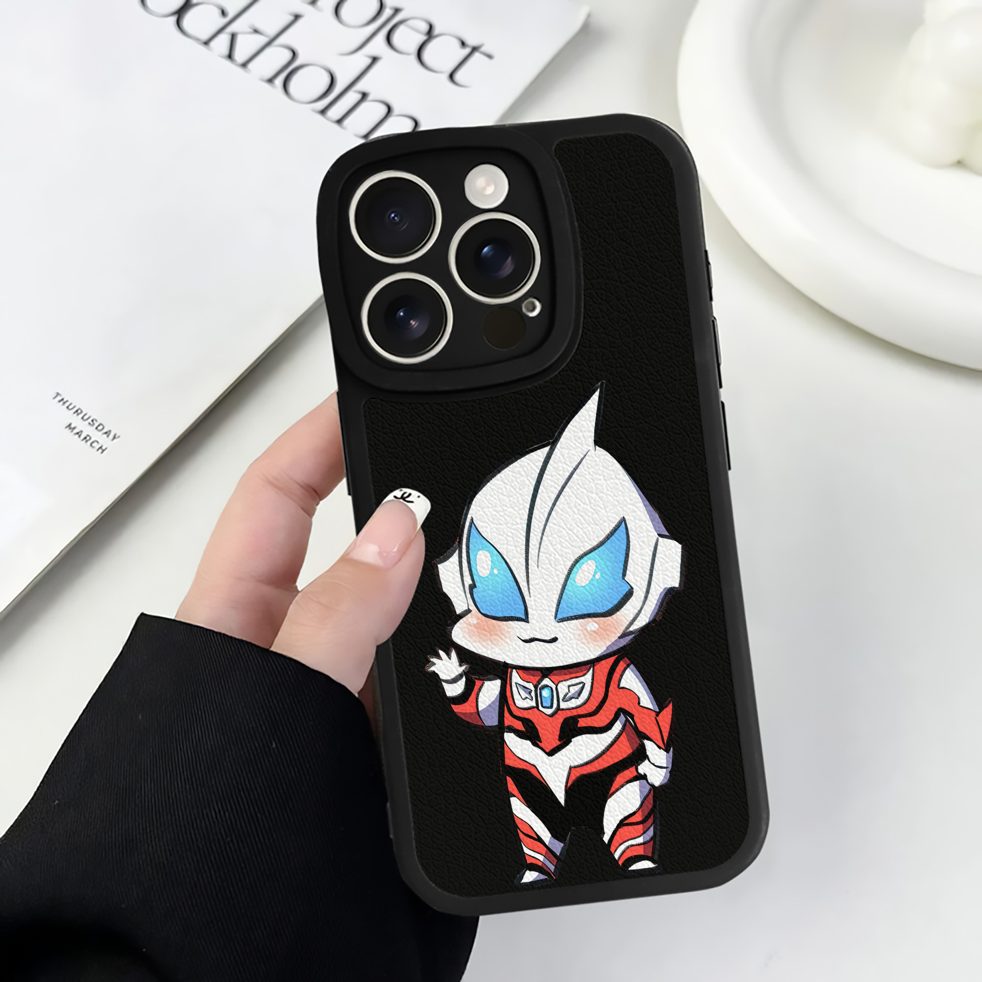 （画像用） ウルトラマン Ultraman 【iPhone 16シリーズ対応】シリコンスマホケース（レザー調） 材質：シリコン